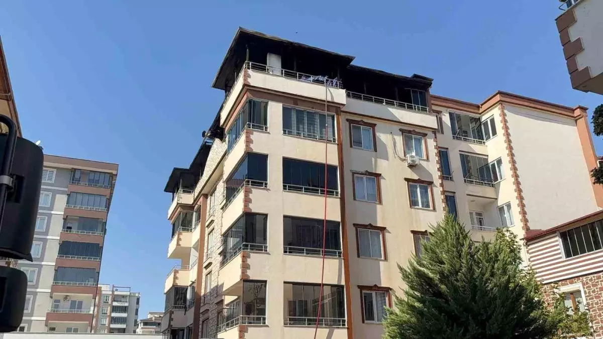 Gaziantep'te 4 Katlı Binanın Terasında Yangın Çıktı