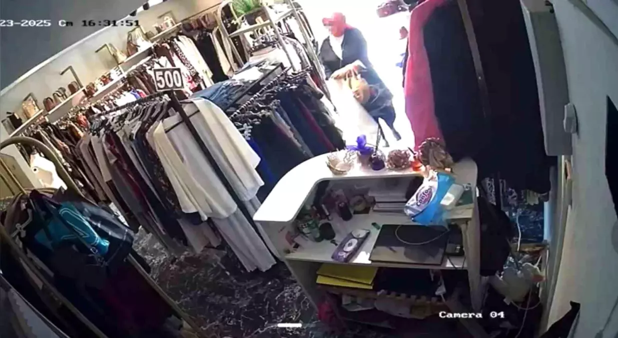 Bursa'da Giysi Mağazasında Hırsızlık Anı Kamerada