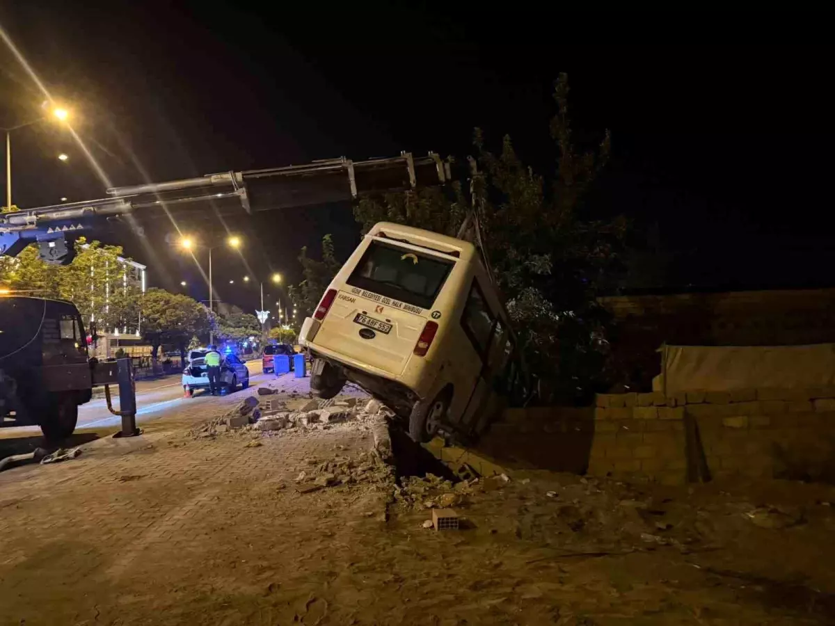 Iğdır'da Yolcu Minibüsü Ev Bahçe Duvarında Asılı Kaldı