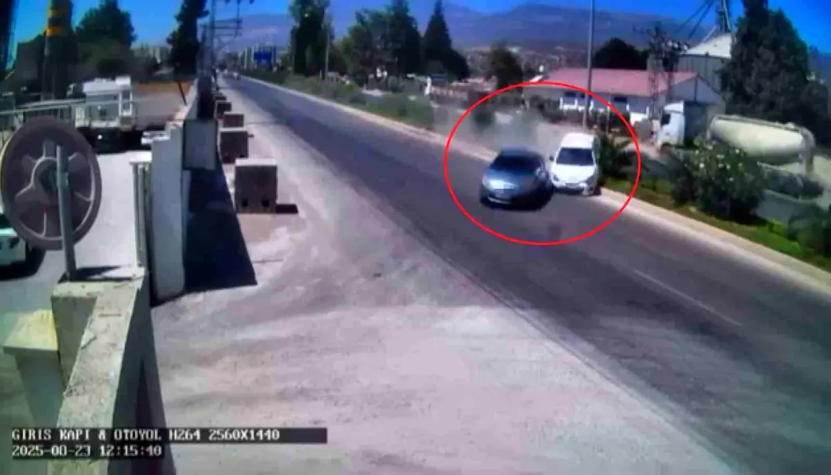 Hatay'da İki Otomobilin Çarpışma Anı Kamerada