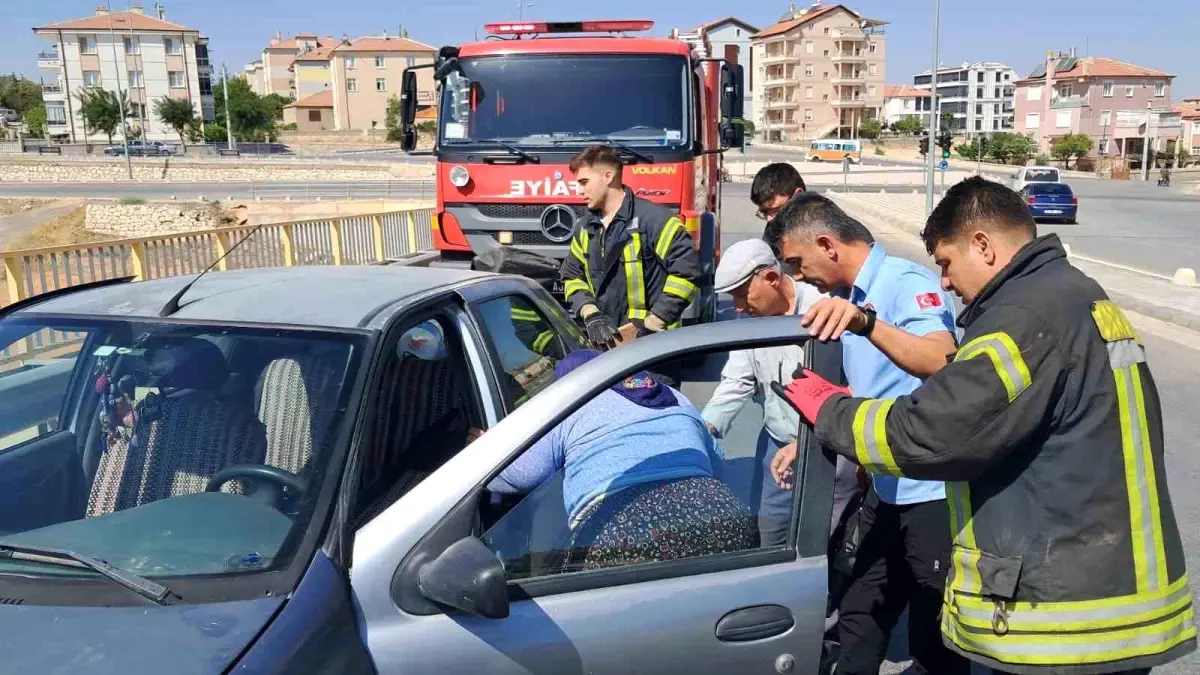 Karaman'da Kavşakta İki Otomobil Çarpıştı: 3 Yaralı