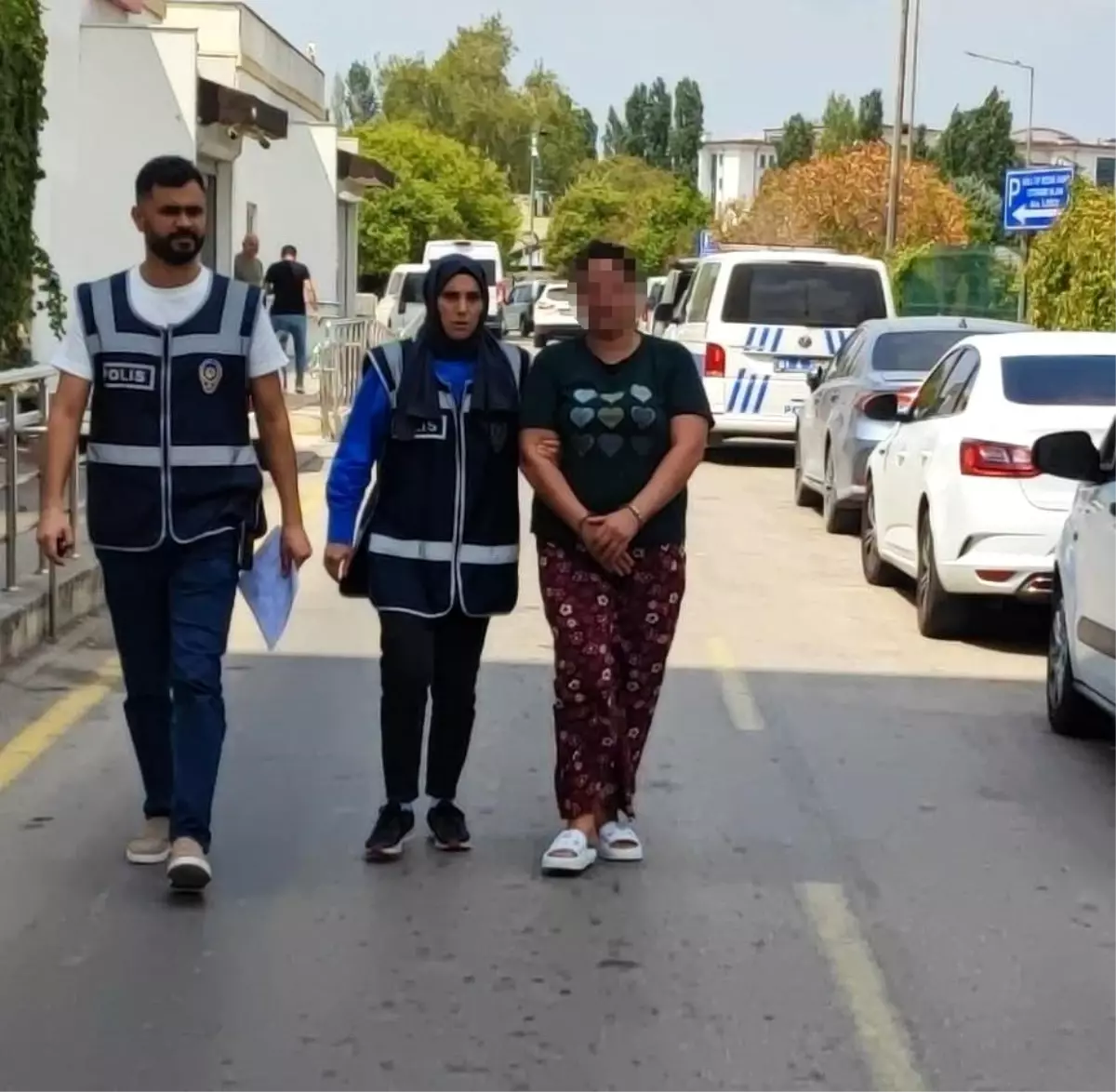 Adana’da Anne Kızını Bıçakla Kovaladı, Olay Kamerada