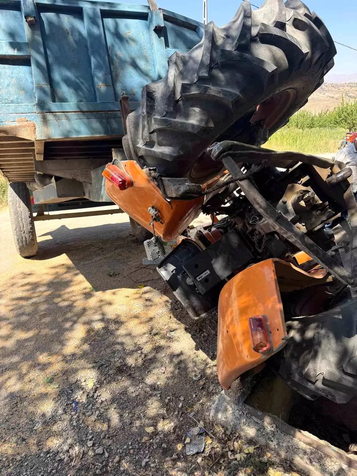 Malatya'da Traktör Devrildi: 2 Yaralı
