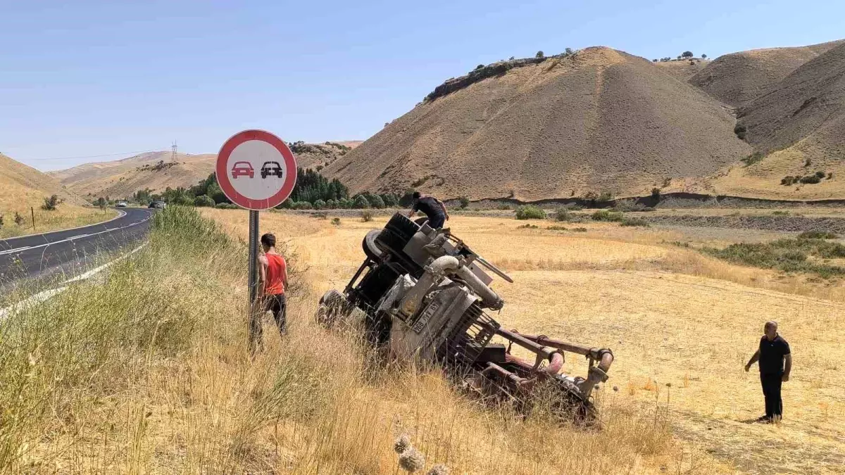 Muş'ta Beton Pompası Yüklü Tır Şarampole Yuvarlandı