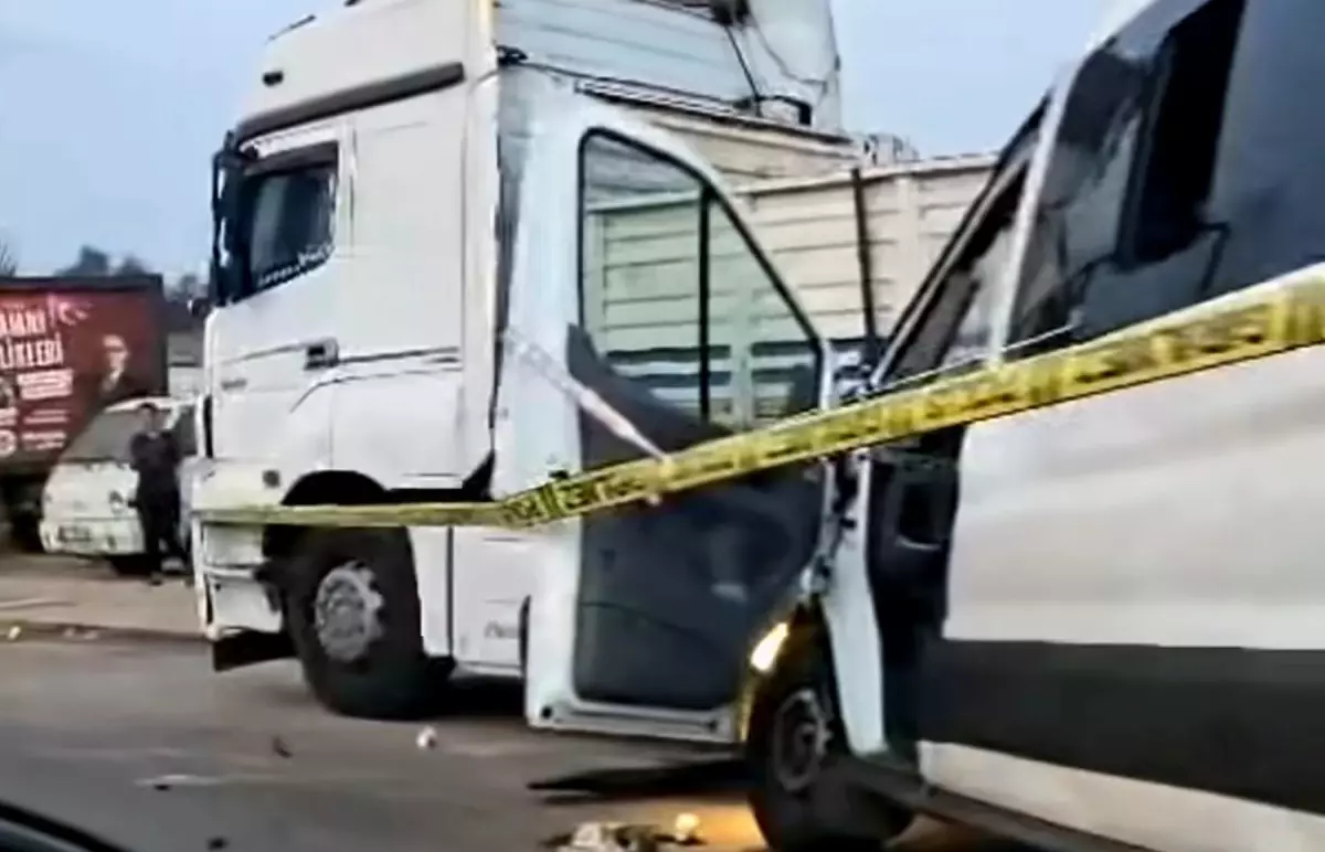 Mersin'de Öğrencileri Taşıyan Minibüs TIR'a Çarptı: 2 Ölü, 10 Yaralı
