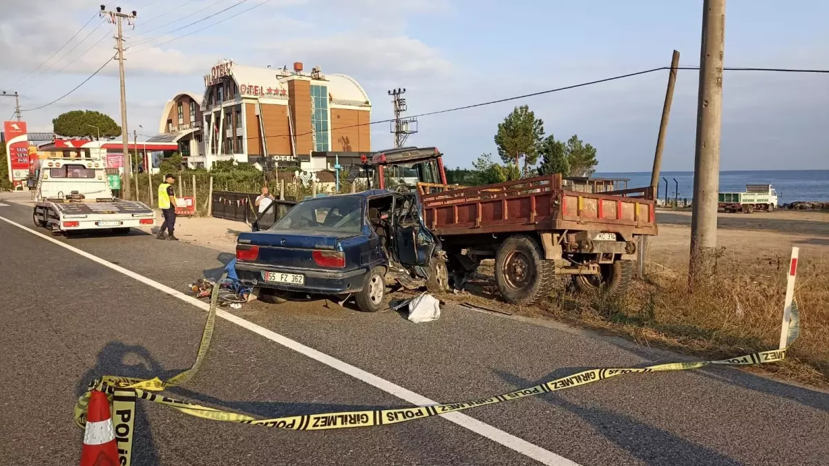 Park Halindeki Traktöre Çarpan Otomobilin Sürücüsü Hayatını Kaybetti