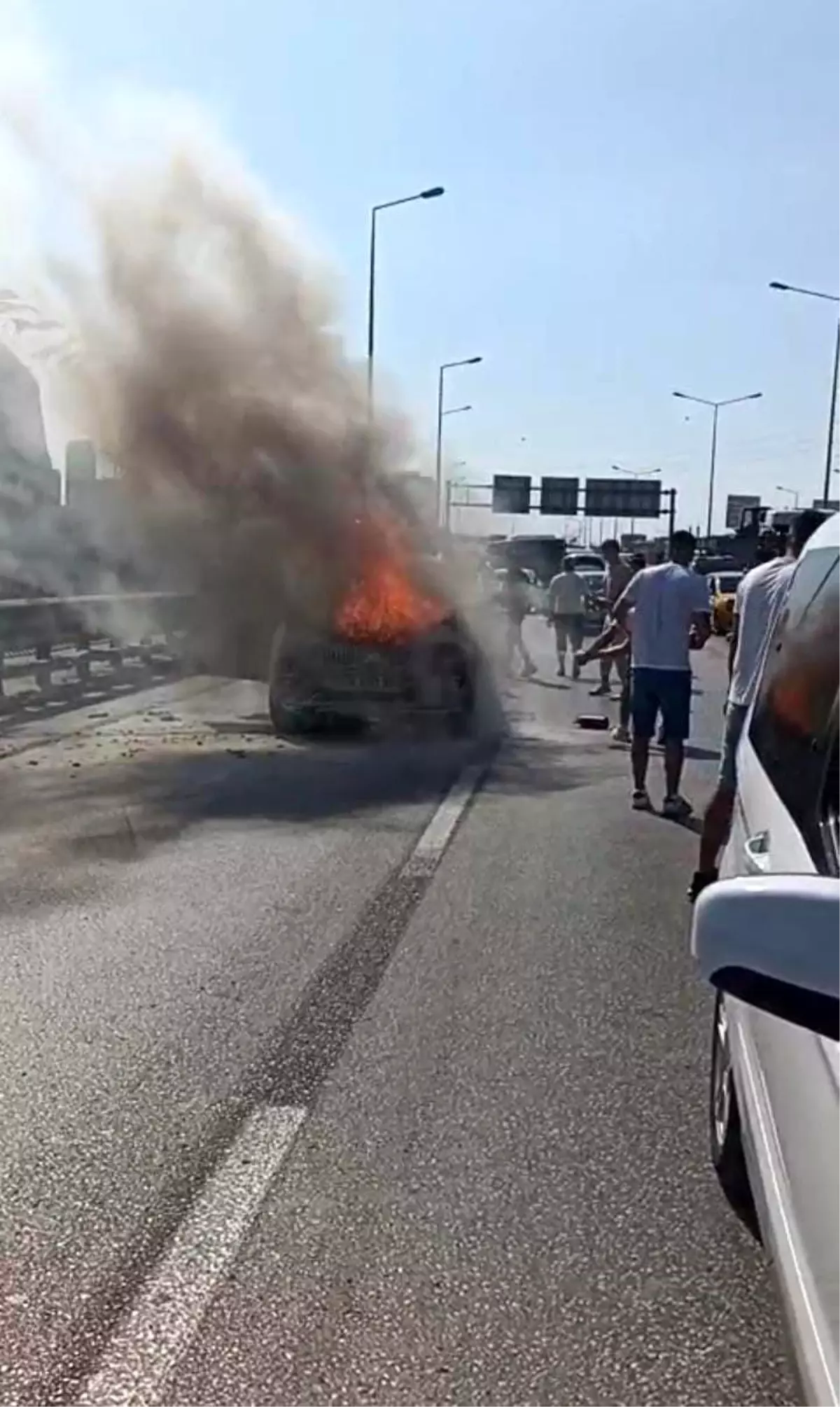 Bursa'da Seyir Halindeki Otomobil Alev Alev Yandı