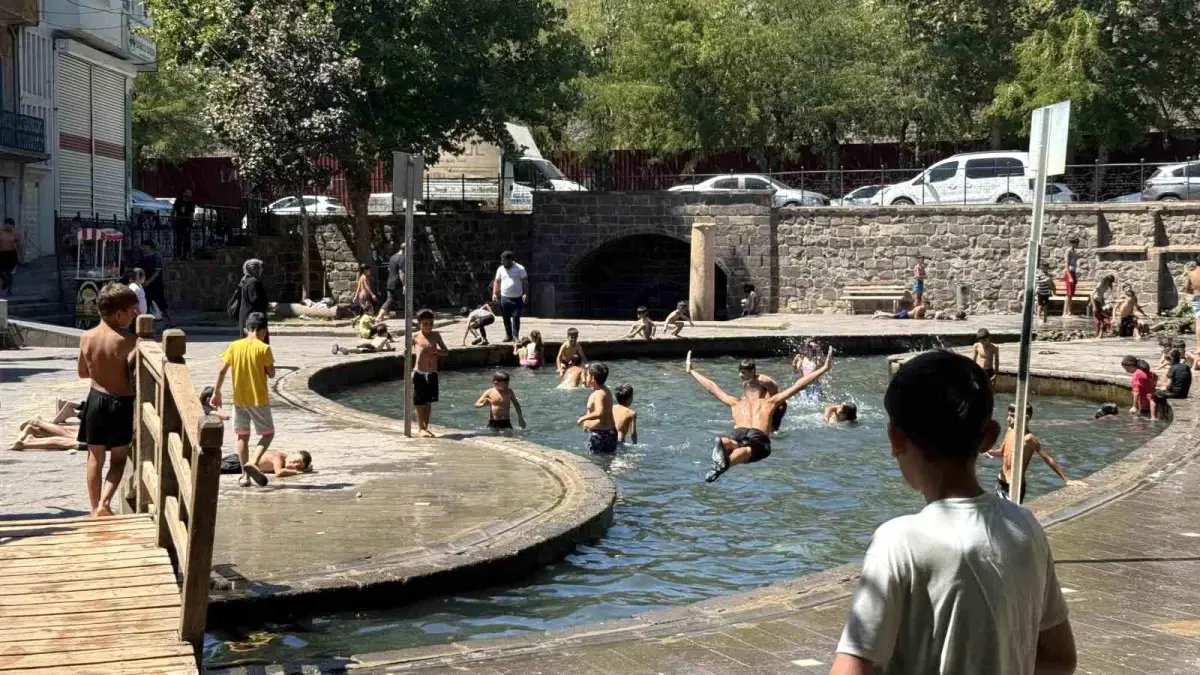 Diyarbakır'da 40 Derecede Çocuklar Süs Havuzunda Serinliyor