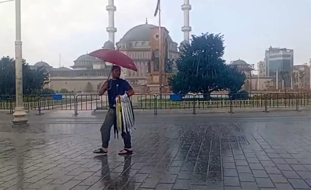 Taksim Meydanı'nda Sağanak Yağışın Ardından Güneşli Hava