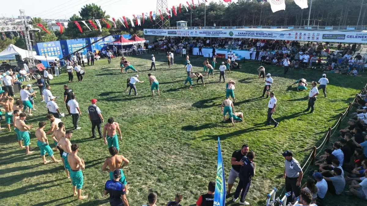 Uluslararası Sultangazi Belediyesi Geleneksel Karakucak Güreşleri İstanbul'da Yapıldı