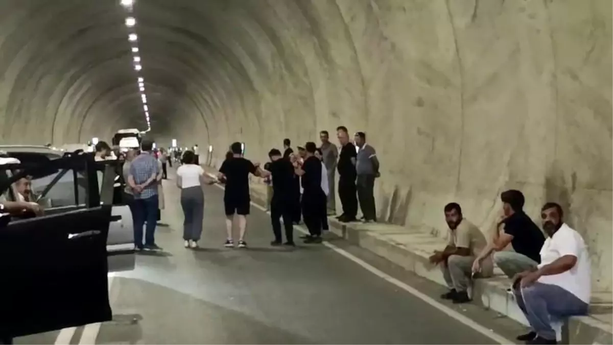 Şilankar Viyadüğü'nde Trafik Aksadı, Vatandaşlar Tepki Gösterdi