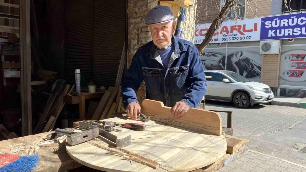 75 Yaşındaki Marangoz Ustası Hüdaverdi Şentürk'ün Meslek Endişesi