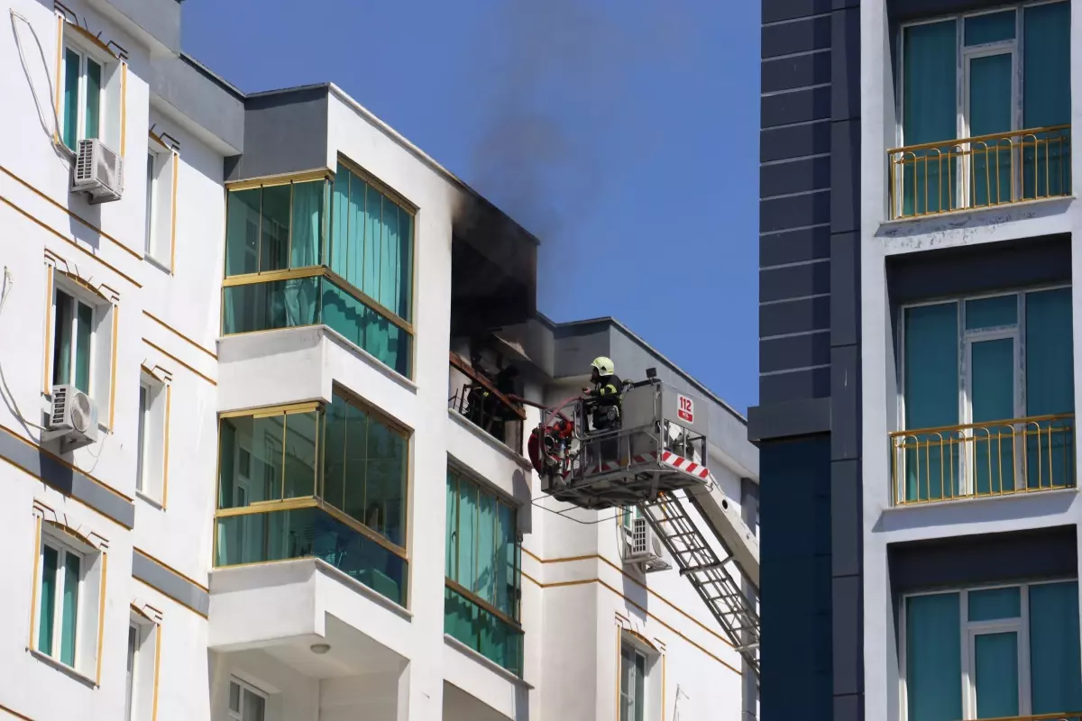 Diyarbakır&apos;da 8 Katlı Binada Yangın: 3 İtfaiye Eri Dumandan Etkilendi