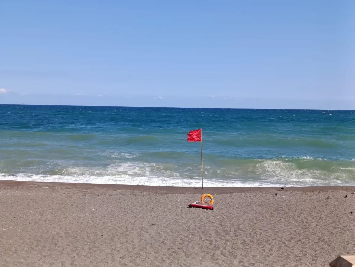 Akçakoca'da Olumsuz Hava Şartları Nedeniyle Denize Girmek Yasaklandı