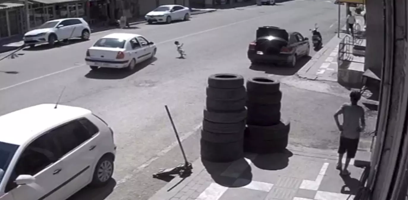 Çocuğa Otomobil Çarptı: Aile Peşinden Koştu ama Yakalamadı