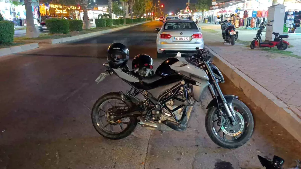 Antalya'da Motosiklet Kazası: 3 Yaralı