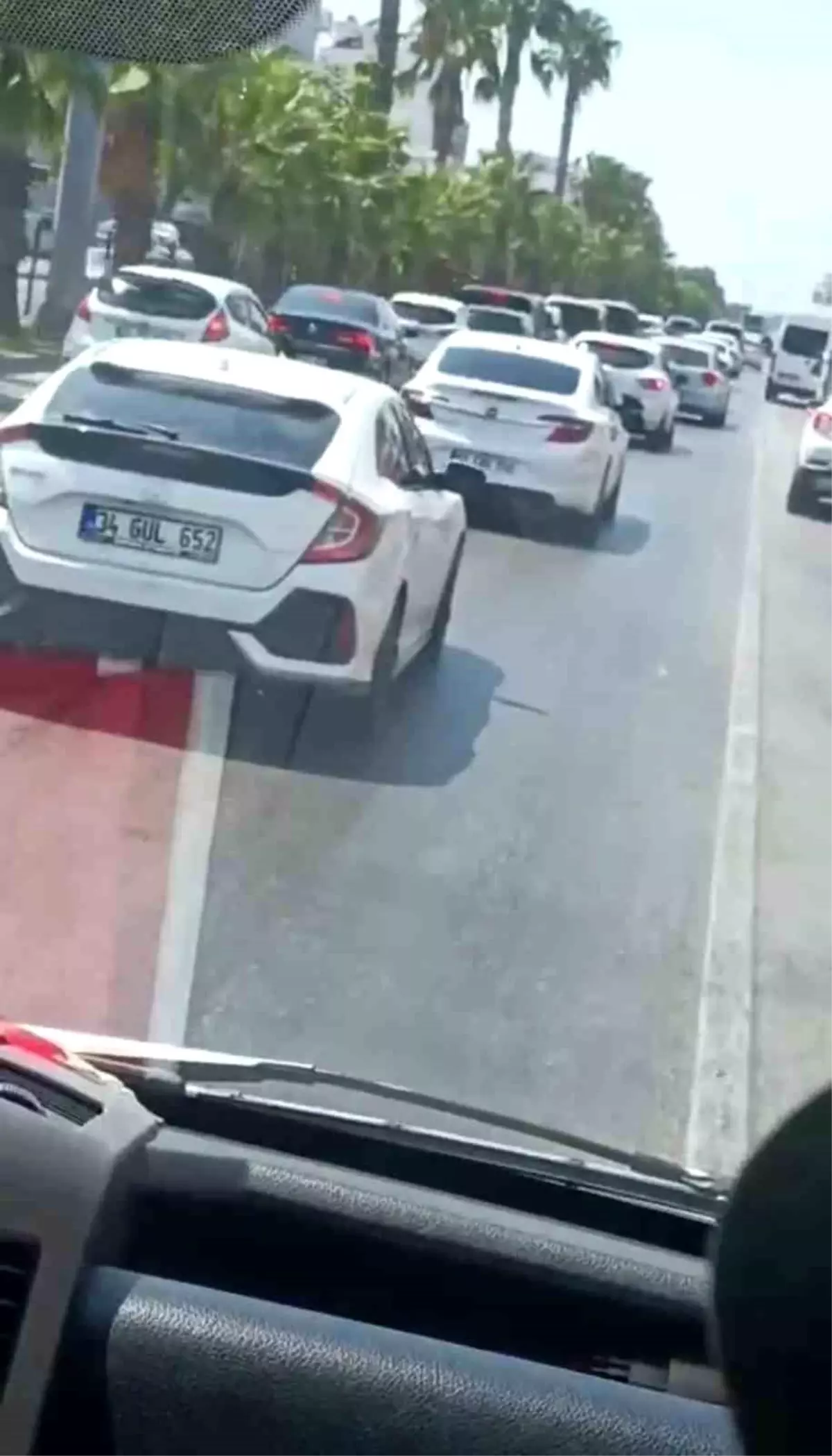 Antalya&apos;da Ambulans Trafikte Sıkıştı, Sağlık Ekipleri Mücadele Etti