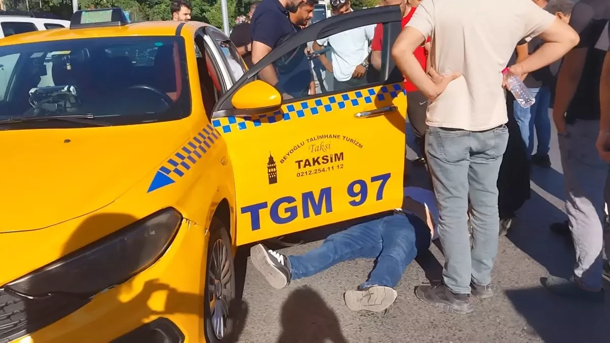 Beyoğlu&apos;nda Taksi Şoförü Rahatsızlandı