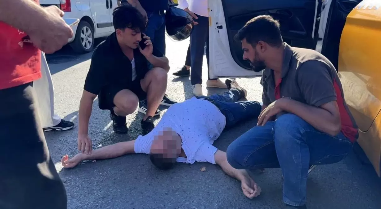 Beyoğlu&apos;nda Taksici Fenalaşarak Yere Yığıldı