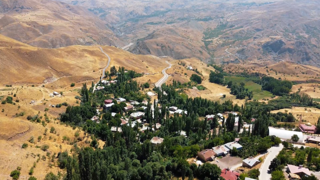 Bir Anadolu Şenliği Hakkari'yi kültür, sanat ve turizmle yeniden buluşturuyor Bir Anadolu Şenliği Hakkari'yi kültür, sanat ve turizmle yeniden buluşturuyor
