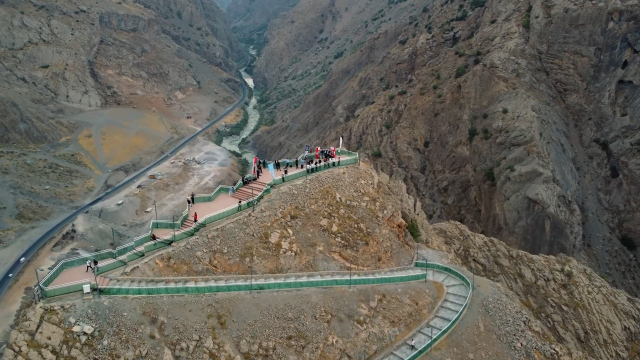 Bir Anadolu Şenliği Hakkari'yi kültür, sanat ve turizmle yeniden buluşturuyor Bir Anadolu Şenliği Hakkari'yi kültür, sanat ve turizmle yeniden buluşturuyor