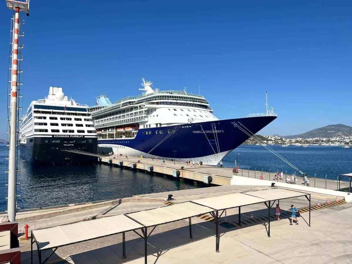Bodrum'a İki Yolcu Gemisiyle 2,6 Bin Turist Geldi