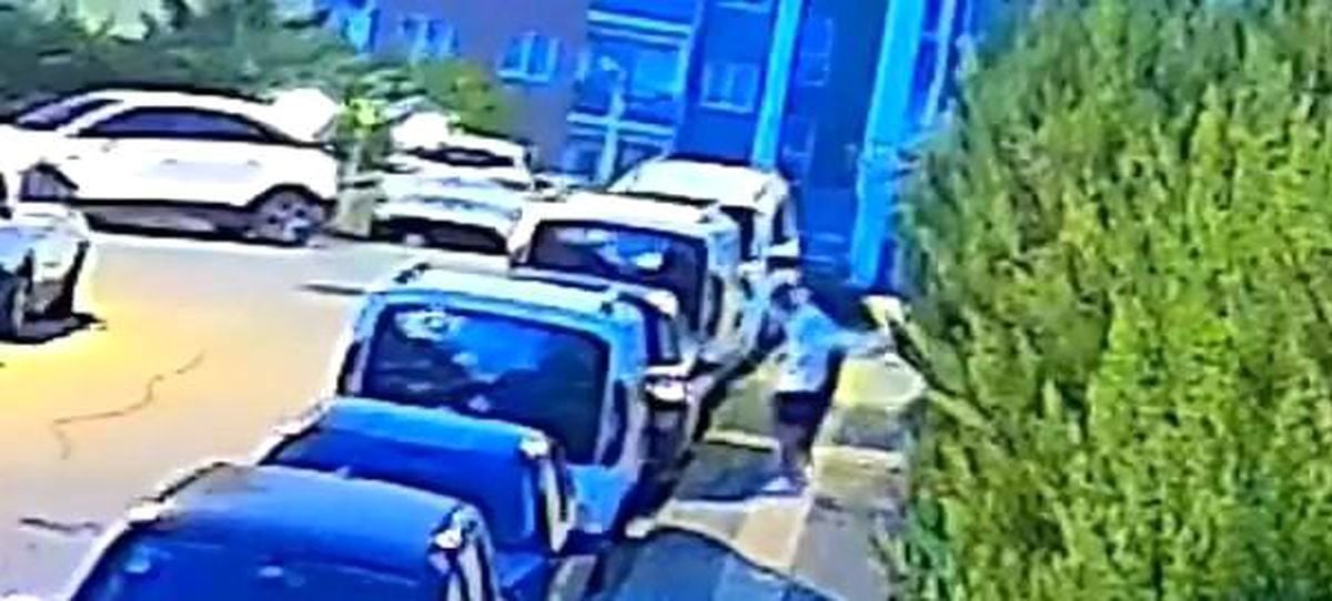 Bursa'da Gençlerin Park Halindeki Araçlara Vandalizmi