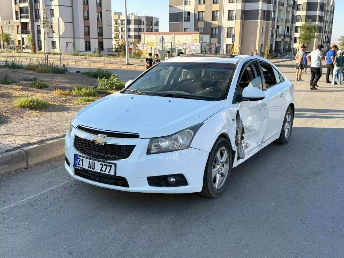 Diyarbakır'da Otomobil Çarpışması: Maddi Hasar, Yaralı Yok