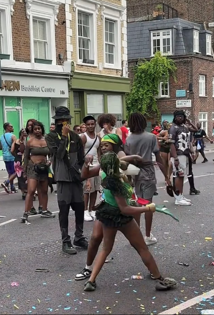dunyanin en buyuk karnavalinda kadinlar kavga 18979601 3170 m