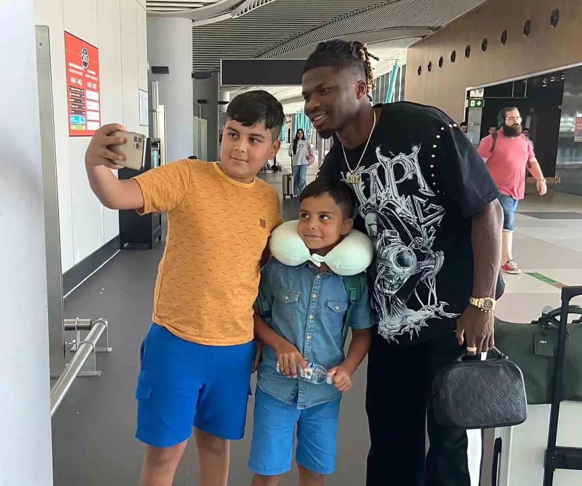 Beşiktaş, Malili Futbolcu El Bilal Toure'yi İstanbul'a Getirdi