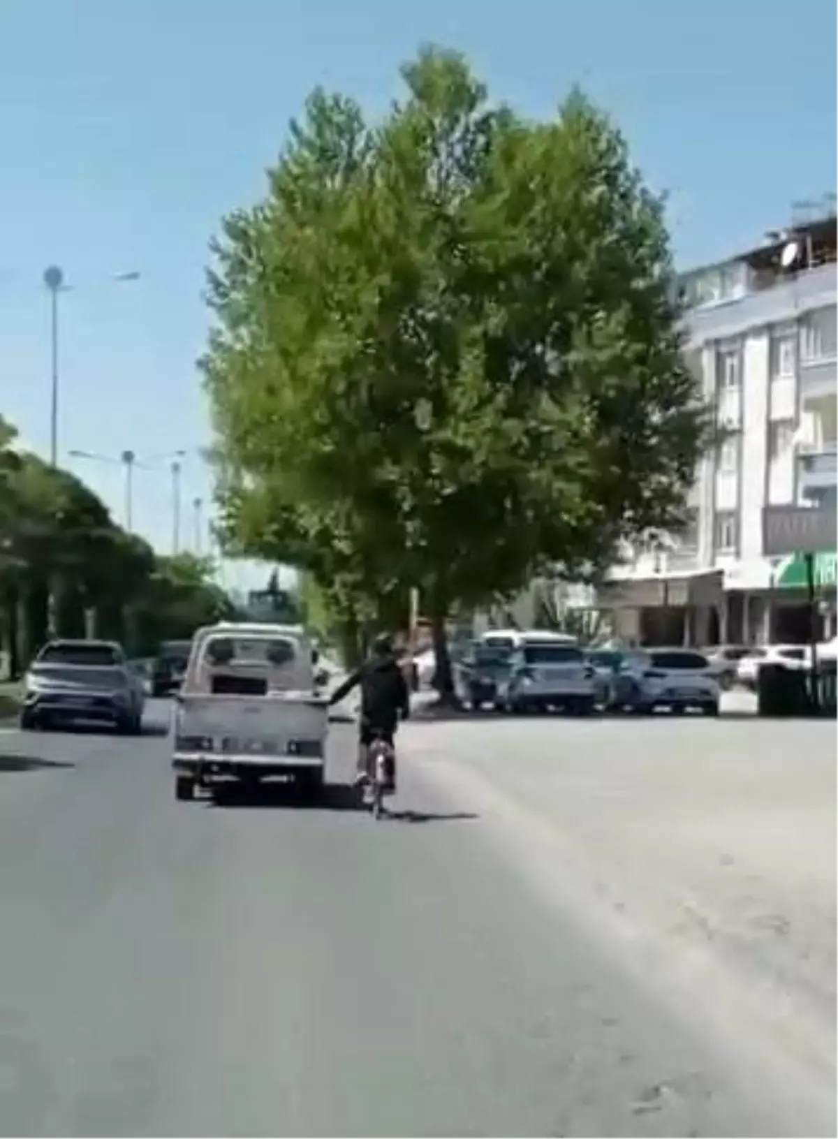 Elazığ'da Bisikletli Sürücünün Tehlikeli Yolculuğu Kamerada