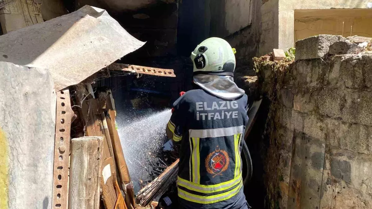 Elazığ'da Bina Havalandırma Boşluğunda Yangın Çıktı