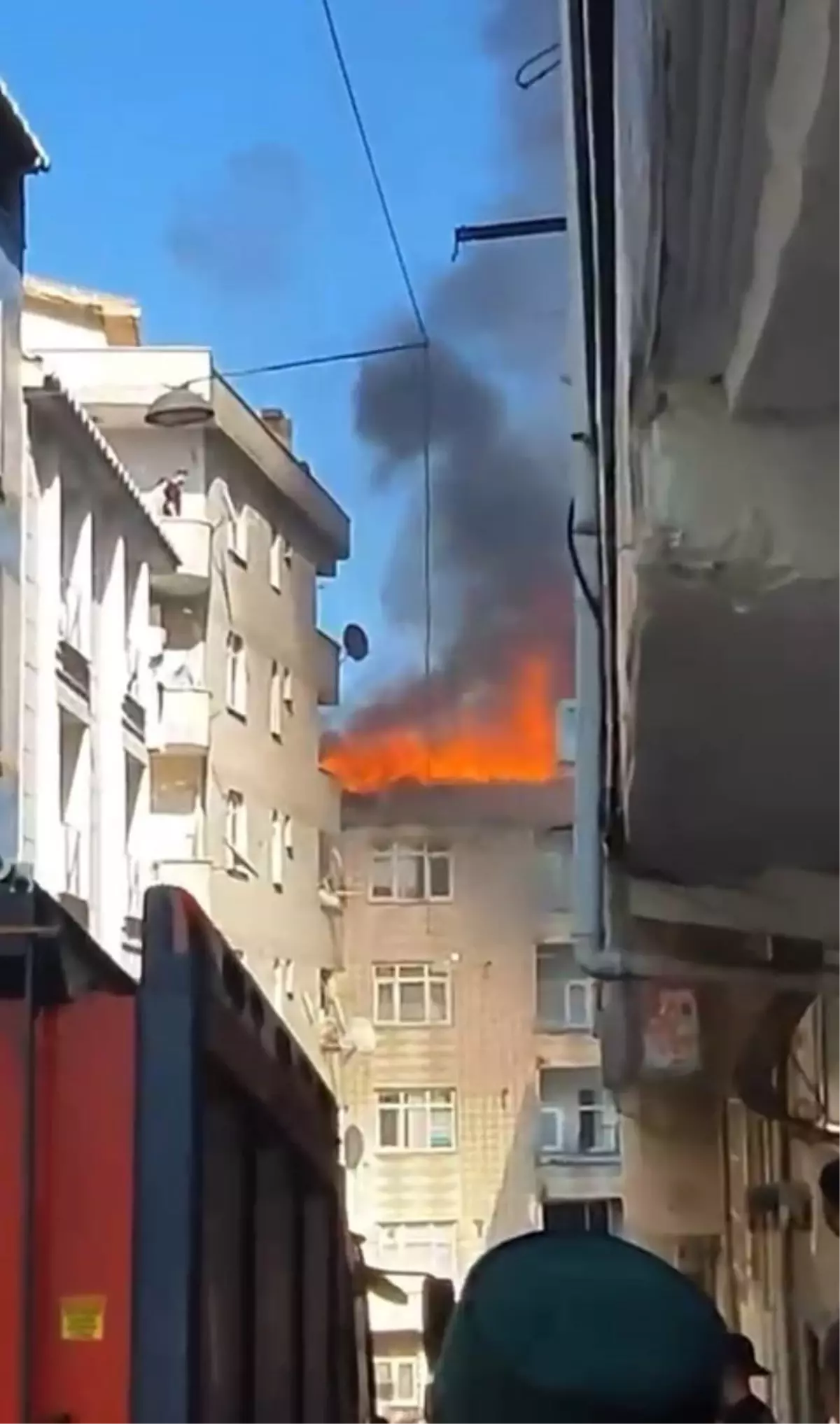 Esenler&apos;de 5 Katlı Bina Çatısında Yangın Çıktı