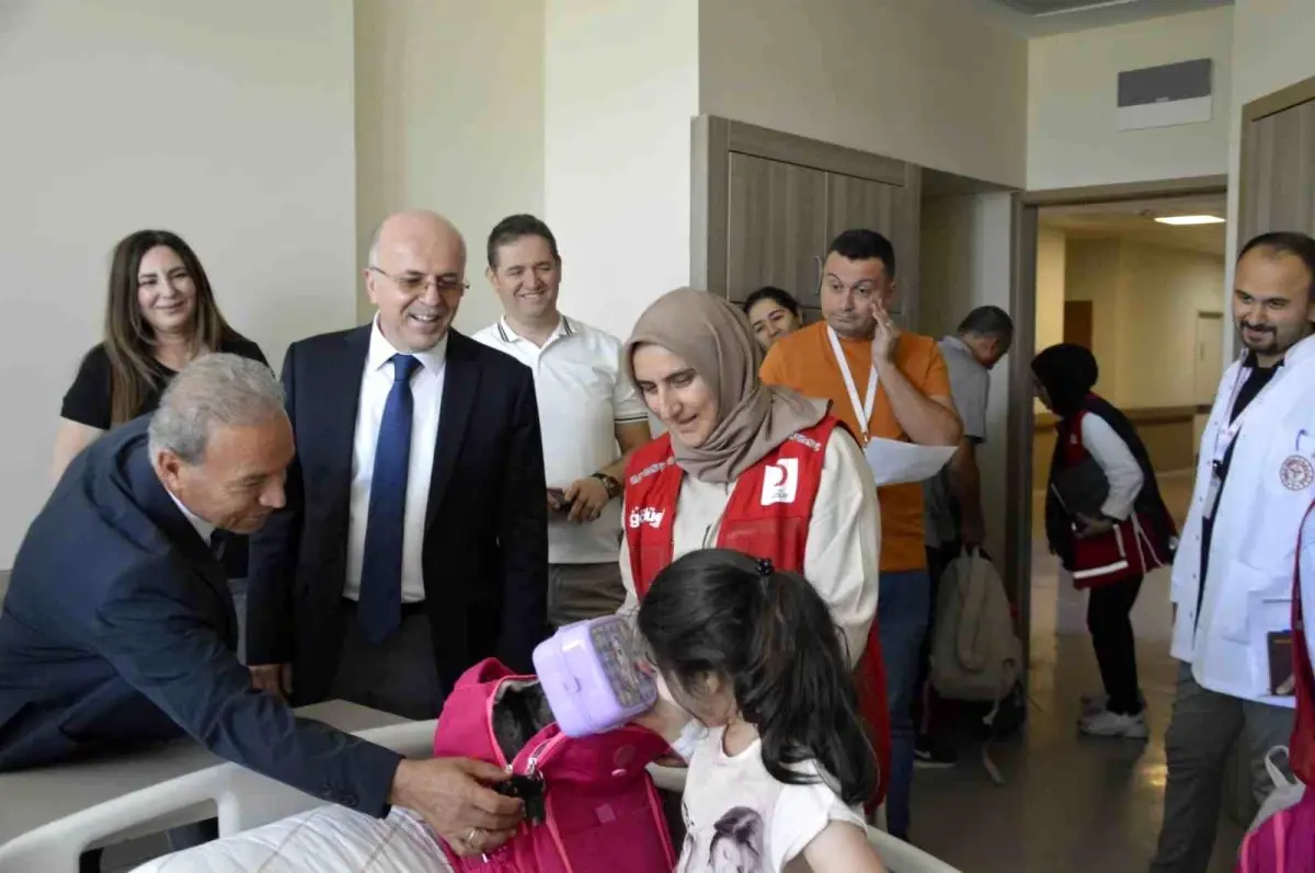 Kayseri Şehir Hastanesi'nde Tedavi Gören Çocuklara Kırtasiye Desteği