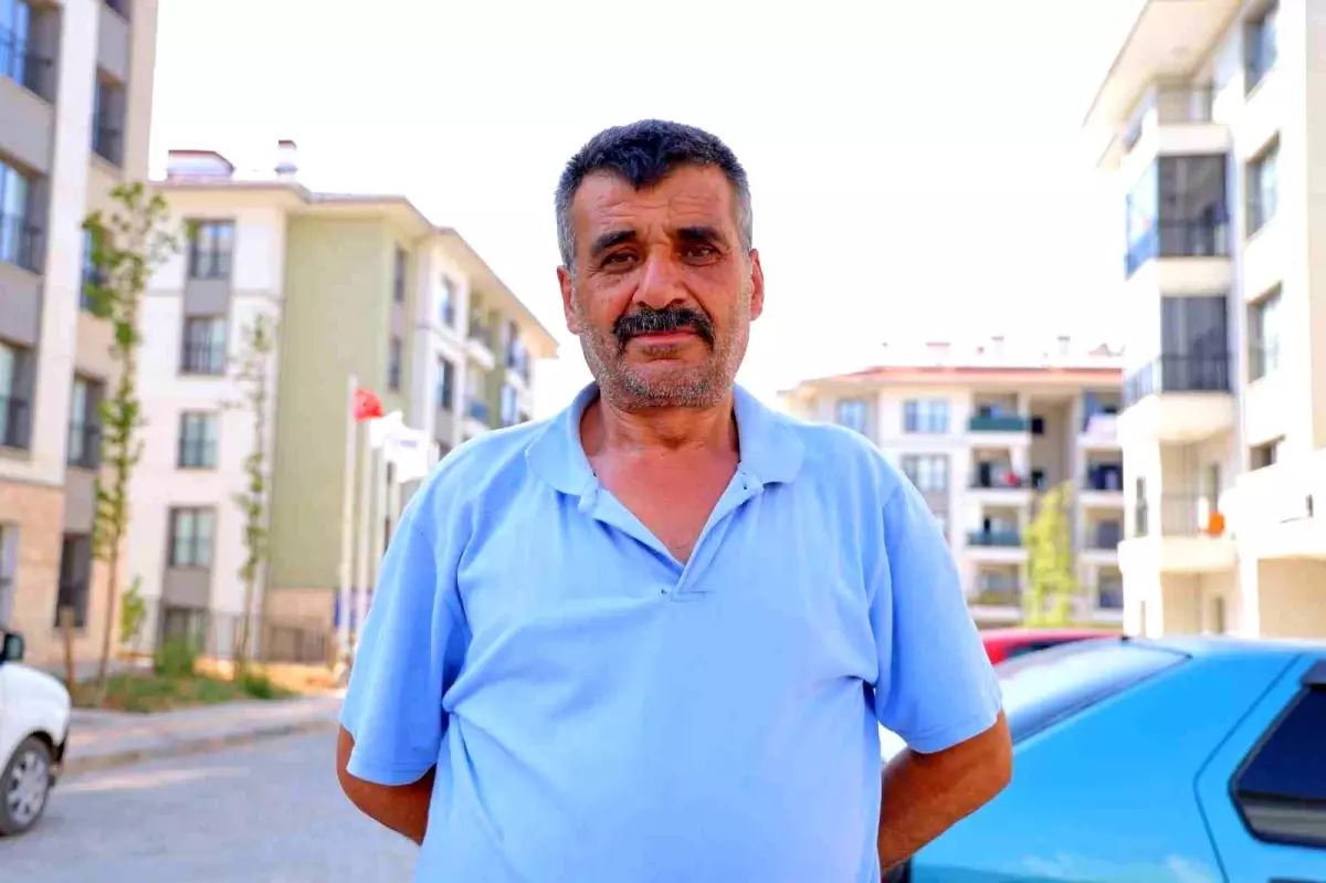 İki oğlunu kaybeden depremzede baba: 'Devletimiz evlerimizi yaptı'