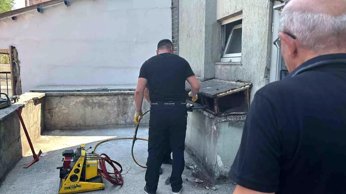 Karabük'te Mahsur Kalan Kedi İçin Seferberlik