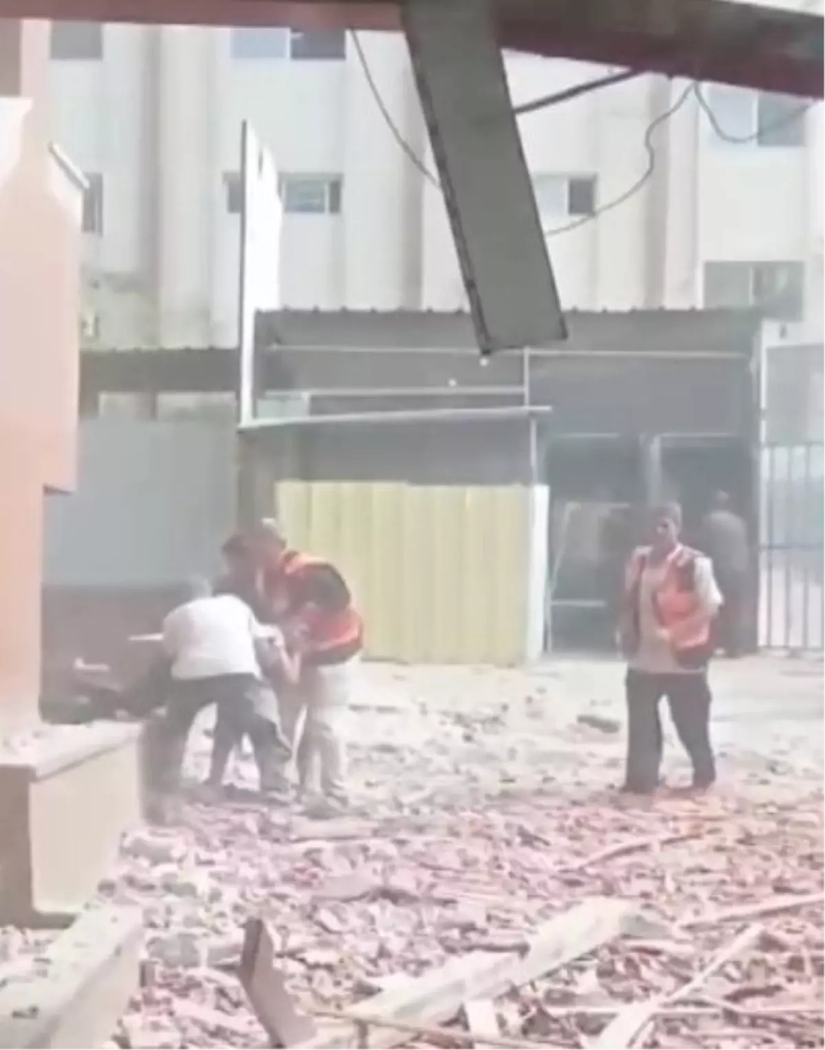 İsrail'in Gazze'deki Hastane Saldırısında 14 Kişi Hayatını Kaybetti