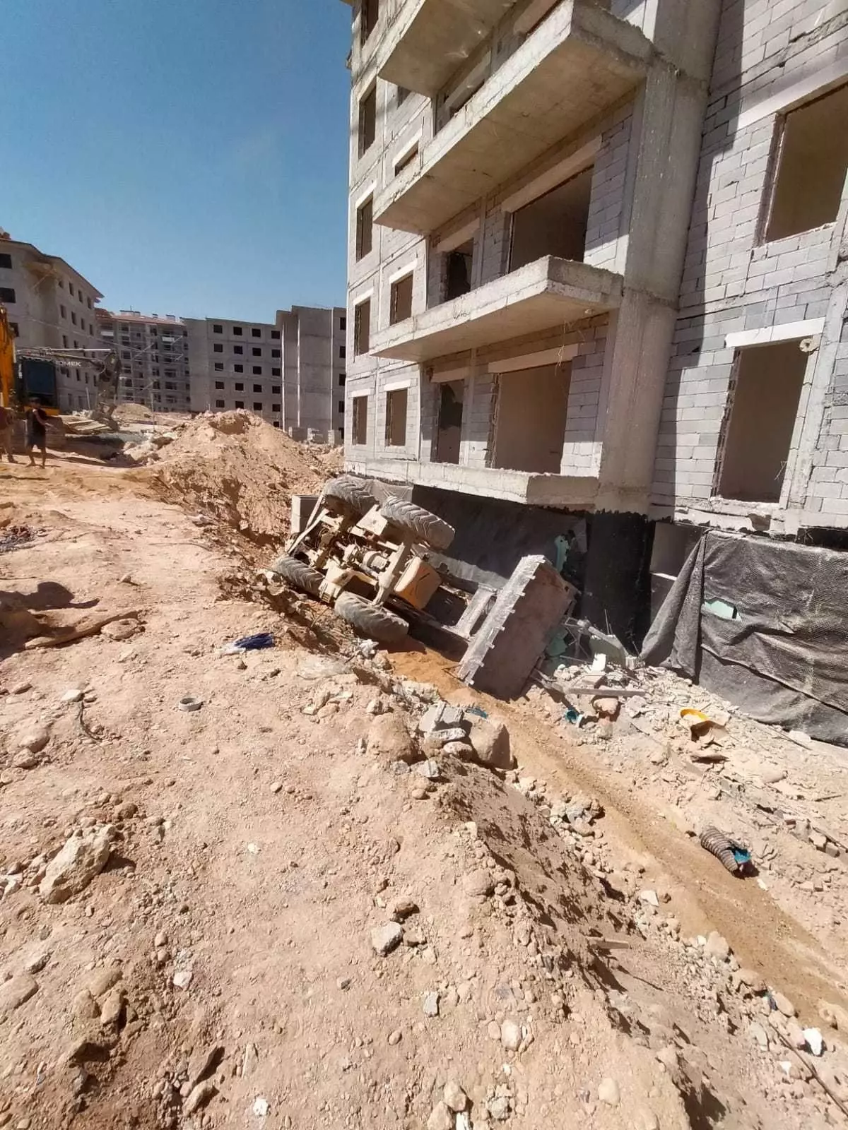 İş Makinesinin Devrilmesi Sonucu Genç İşçi Hayatını Kaybetti