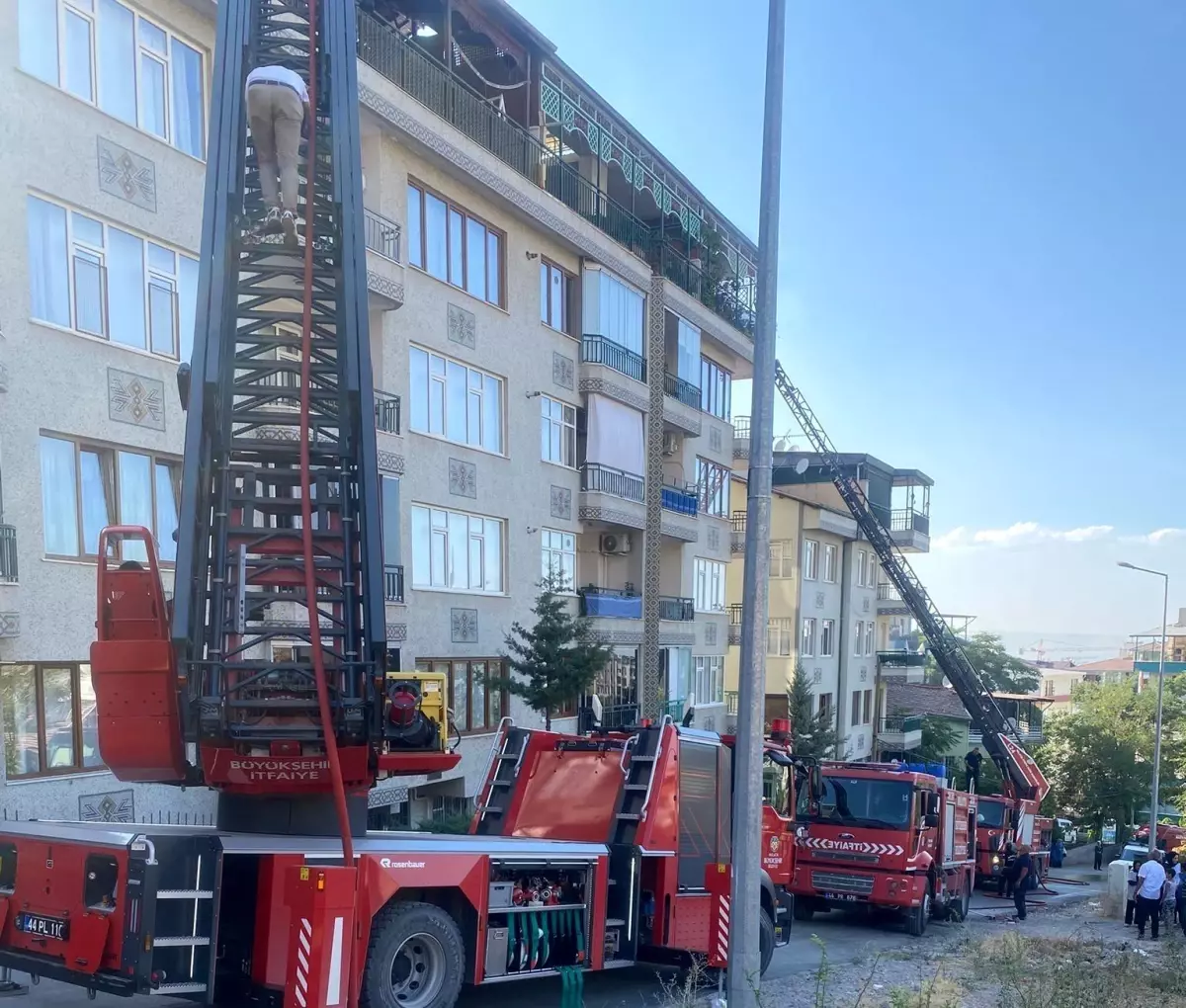 Malatya'da Apartman Yangını Kontrol Altına Alındı