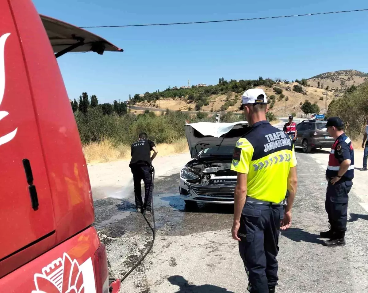 Malatya'da Otomobil ve Çapa Motorunun Karıştığı Kazada 3 Yaralı