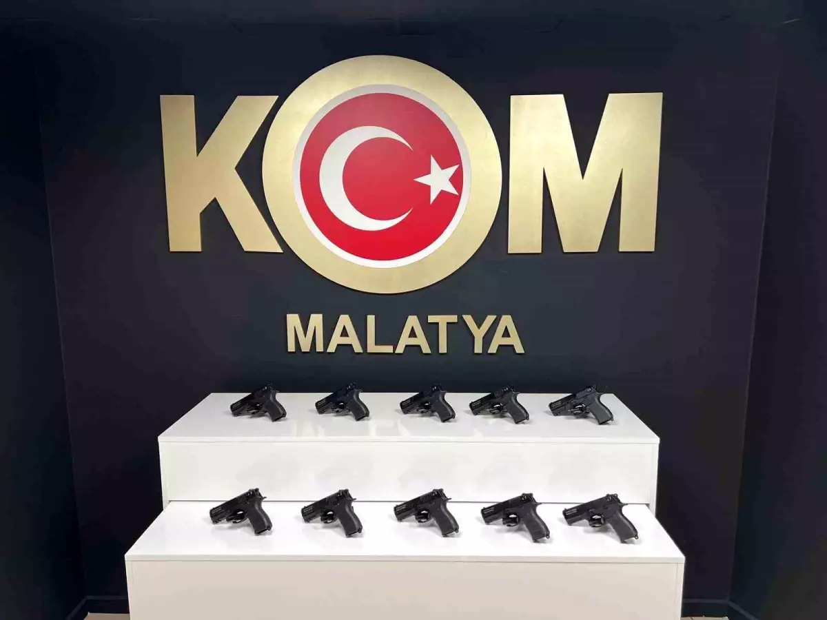 Malatya'da Yolcu Otobüsünde 10 Ruhsatsız Tabanca Ele Geçirildi