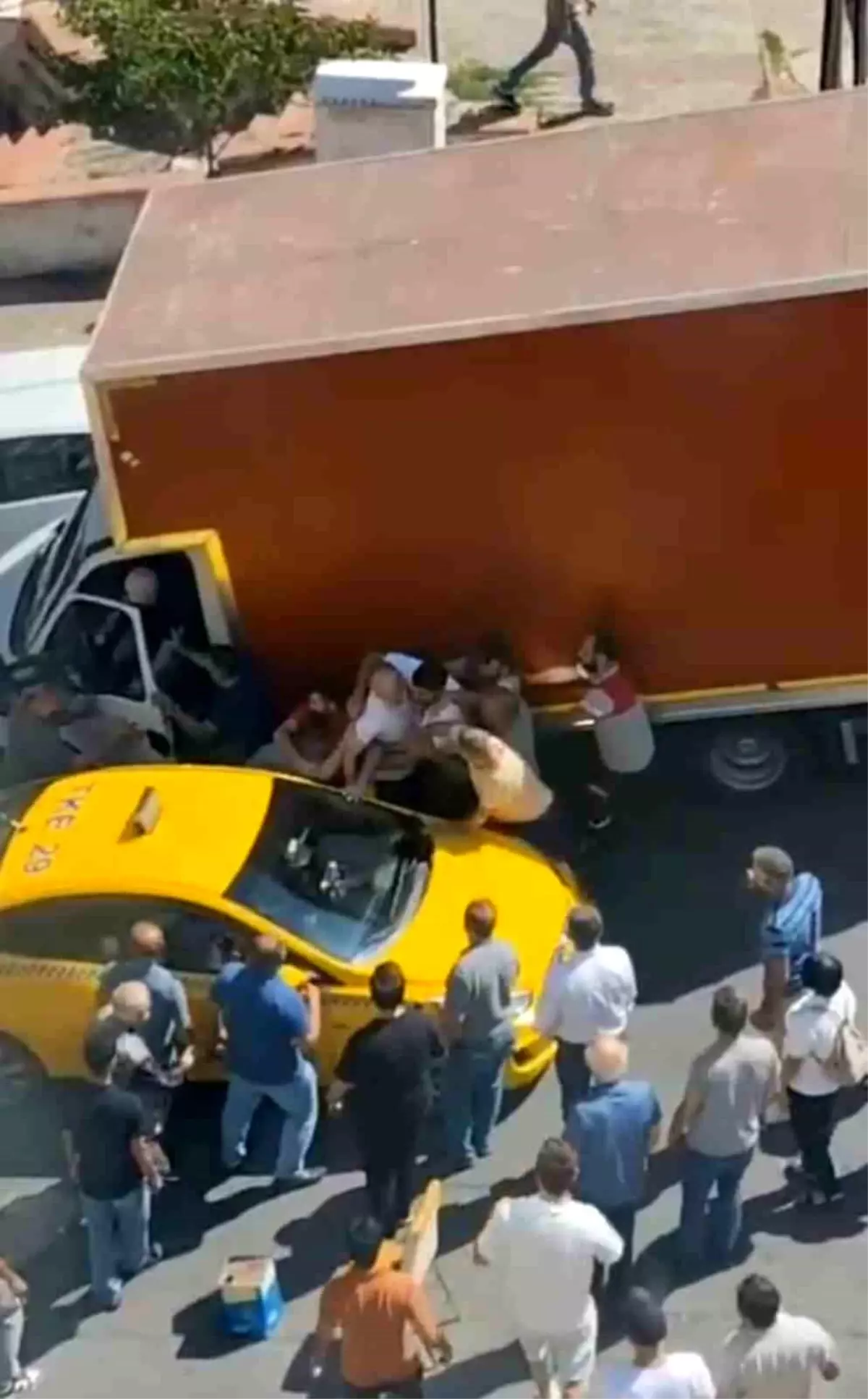 Maltepe'de Taksi ve Kamyon Sürücüsü Arasında Kavga