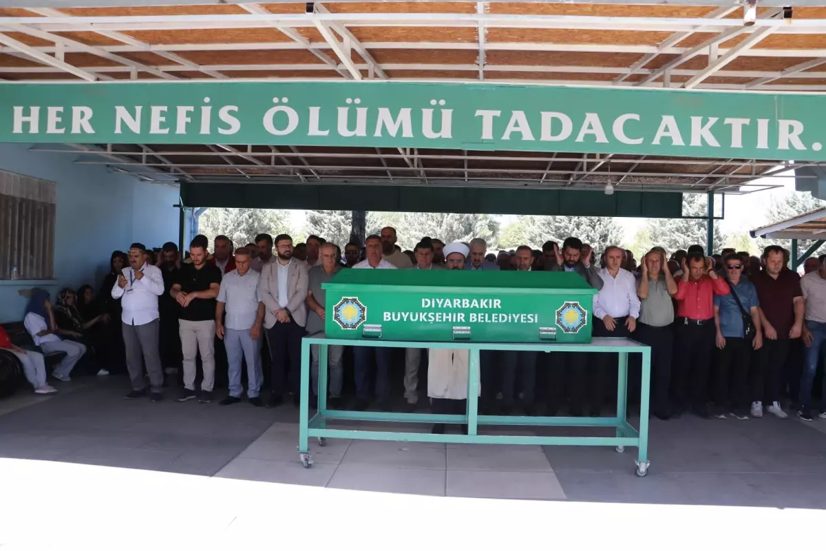 Mersin'deki Trafik Kazasında Hayatını Kaybeden Farah Elmasri'nin Cenazesi Diyarbakır'da Toprağa Verildi