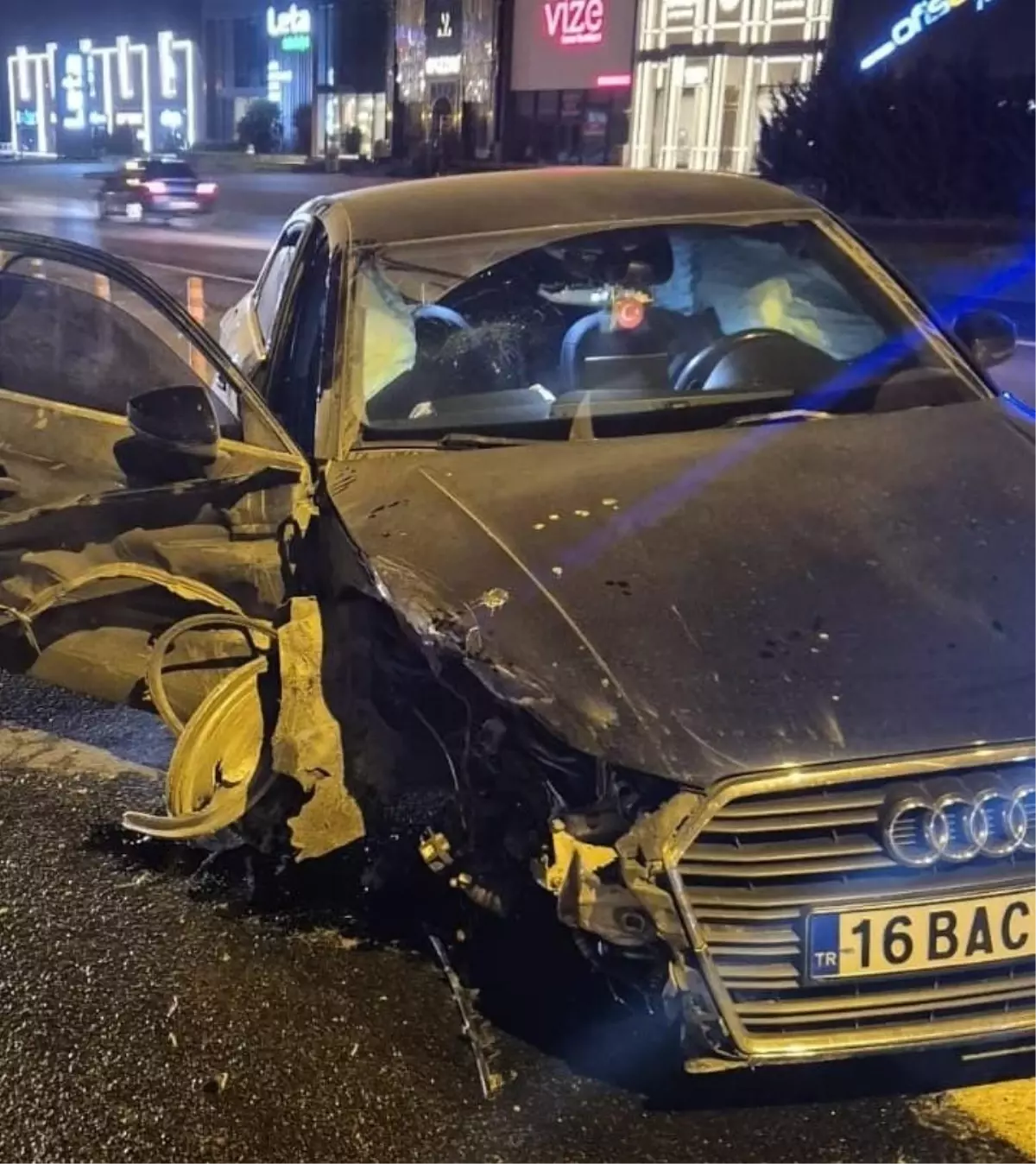İnegöl'de Otomobil ve Motosiklet Çarpıştı: 2 Yaralı, Kavga Çıktı
