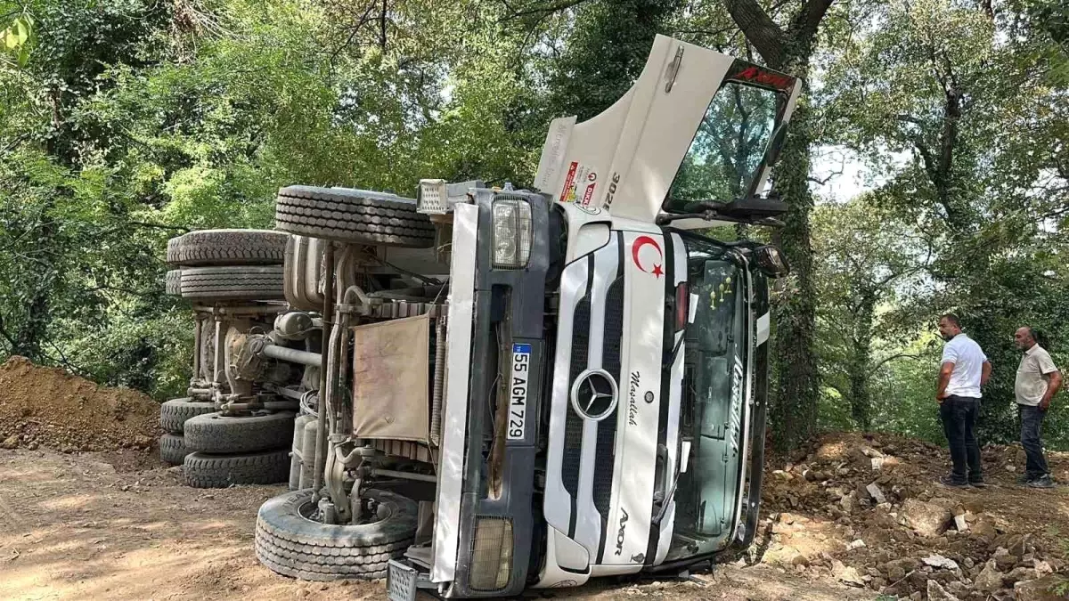 Samsun'da Hafriyat Kamyonu Devrildi: 1 Yaralı