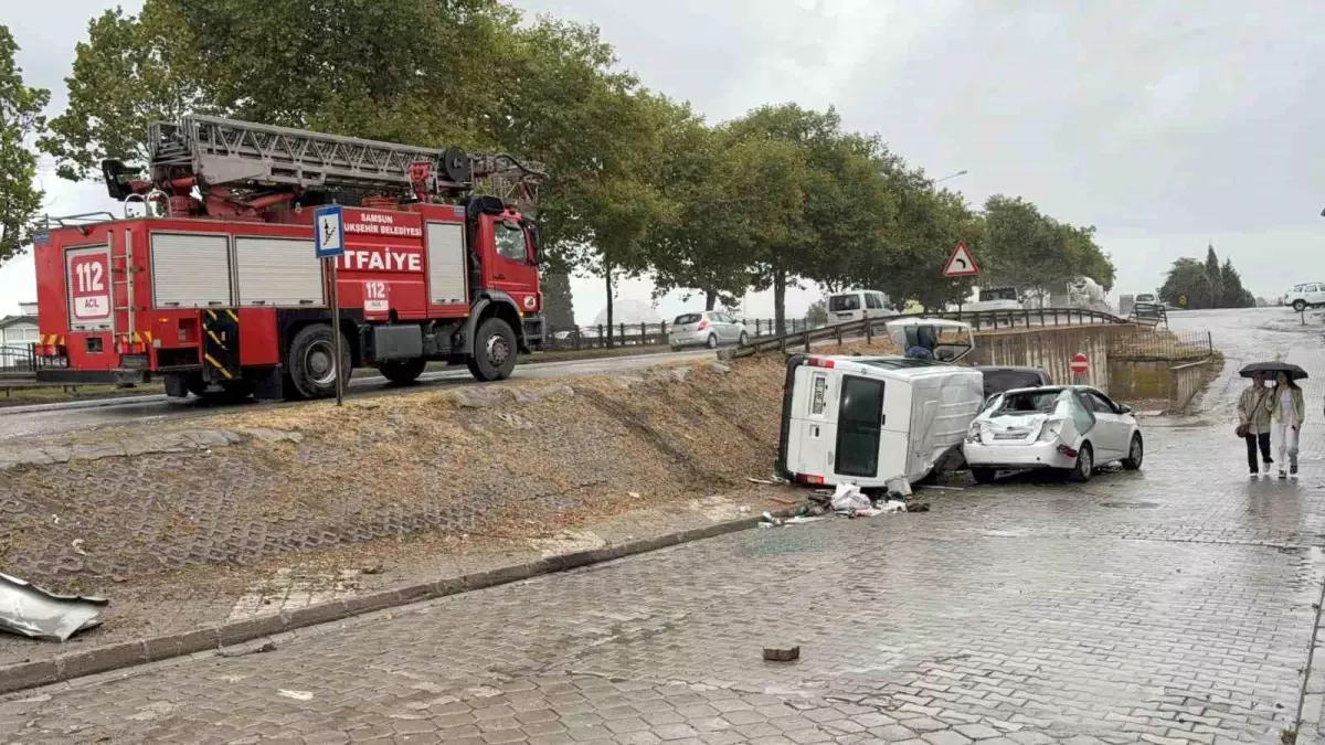 Samsun'da Minibüs Devrildi, Maddi Hasar Meydana Geldi