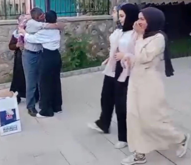 sinav cikisi babasinin ciceklerle karsiladigi 18980236 7181 m