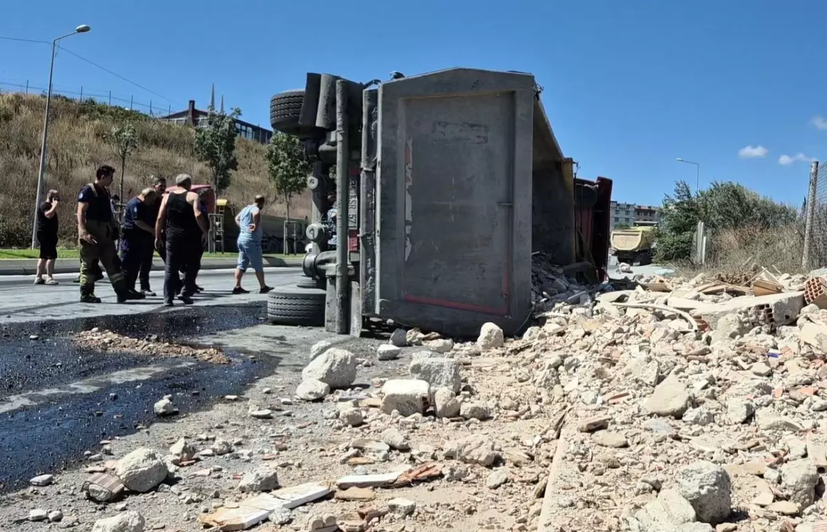 Sultangazi'de Hafriyat Yüklü Tır Devrildi