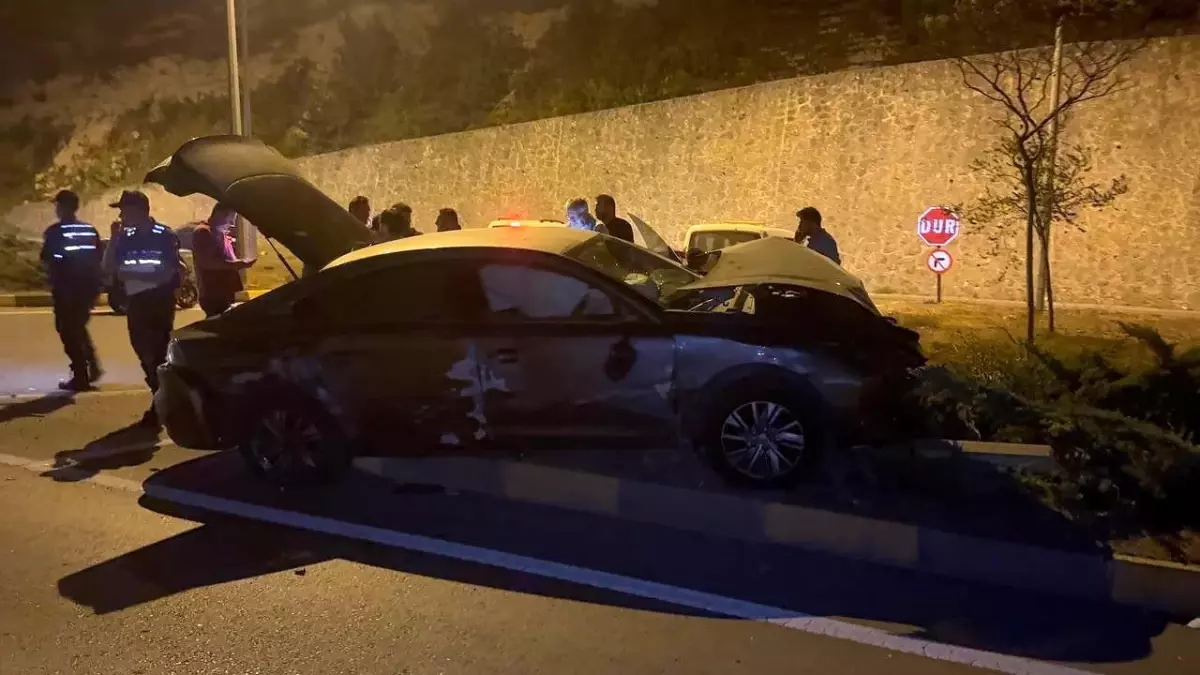 Zonguldak&apos;ta Ters Yöne Giren Otomobil Kaza Yaptı