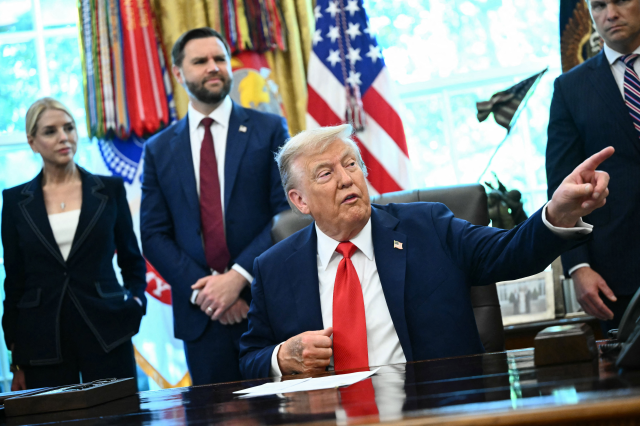 trump in elindeki morluk dikkat cekti beyaz 18981250 558 m